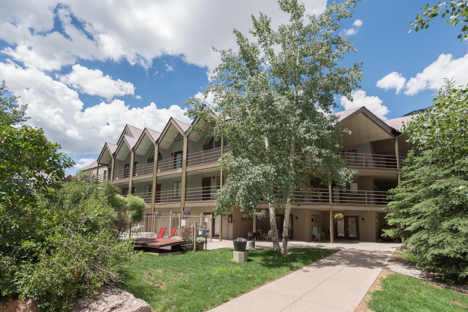 The Viking Lodge on a beautiful summer day