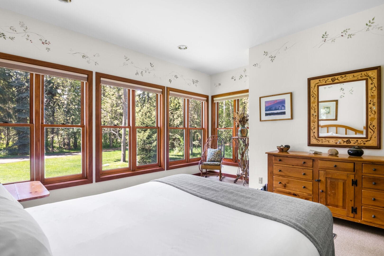 Queen Bedroom (Downstairs)