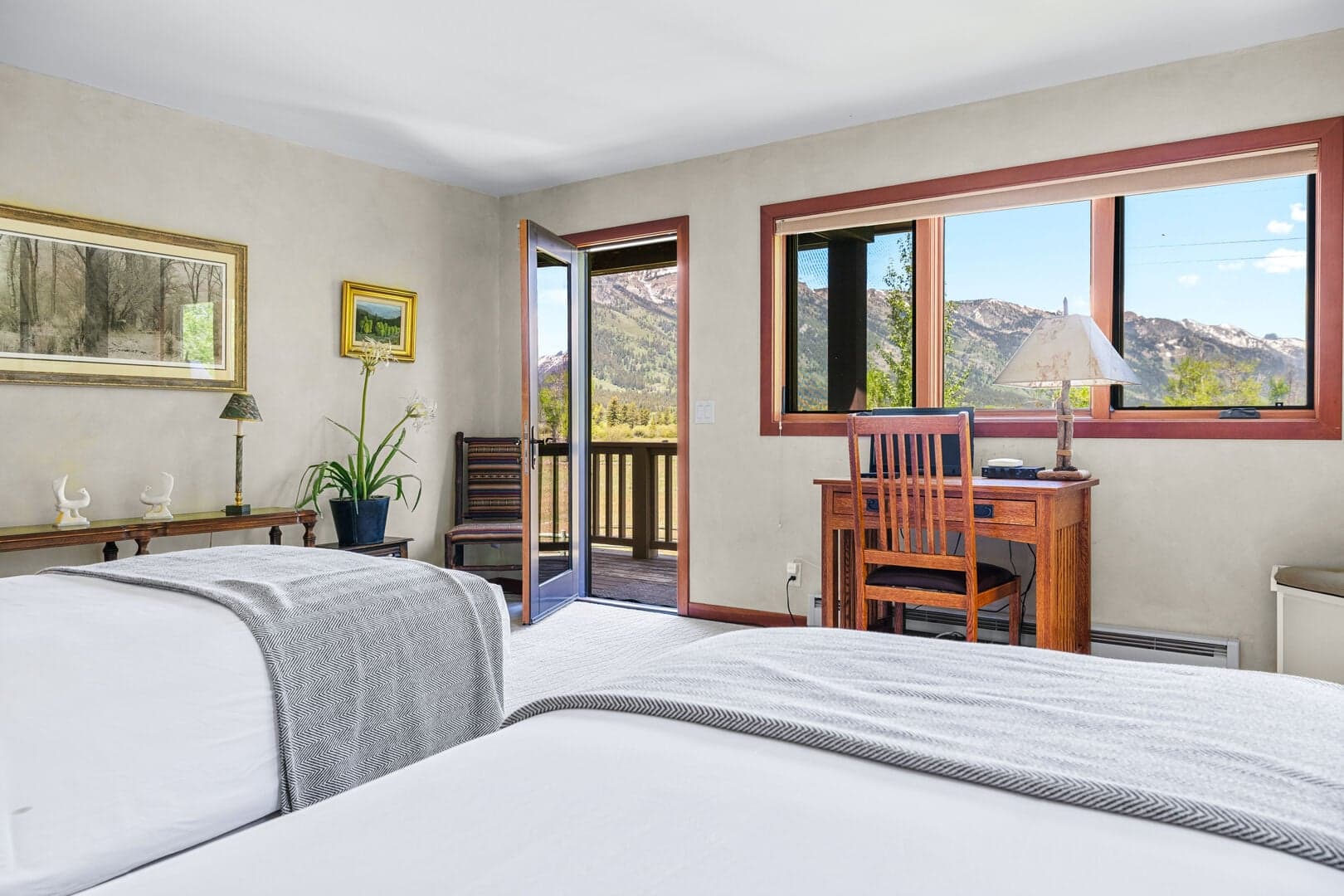 Upstairs Twin Bedroom
(Twins are convertible to a king for a fee.)