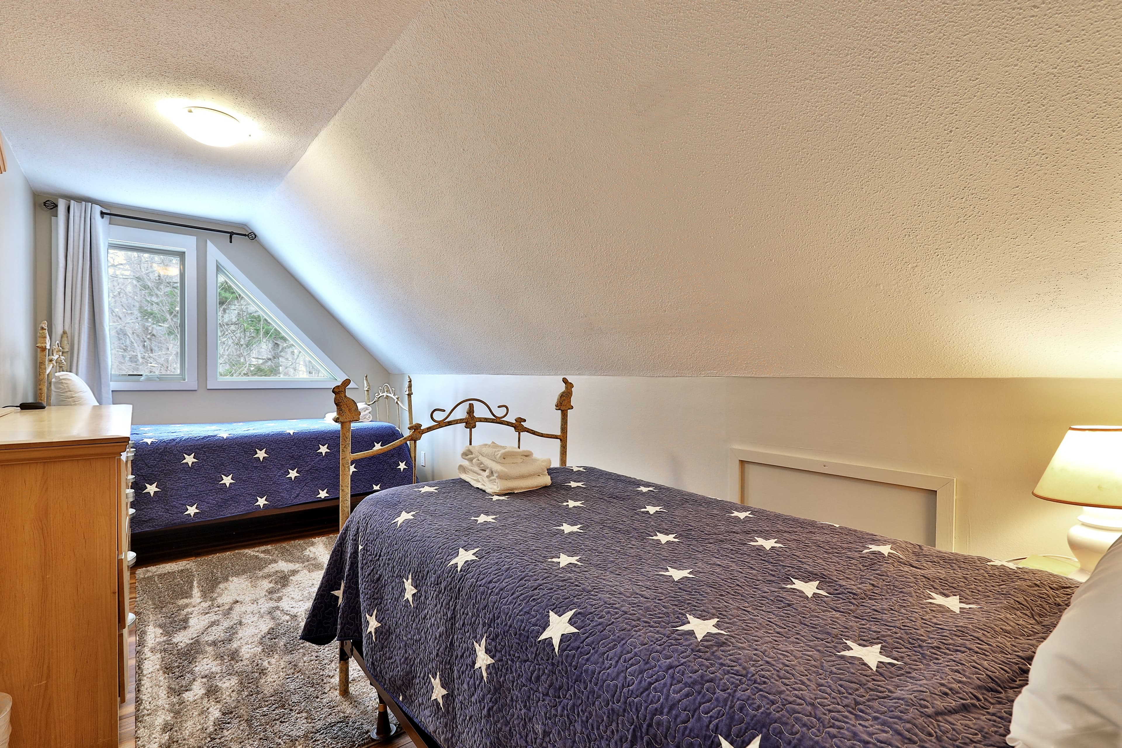 Star themed bedroom with two twin beds.