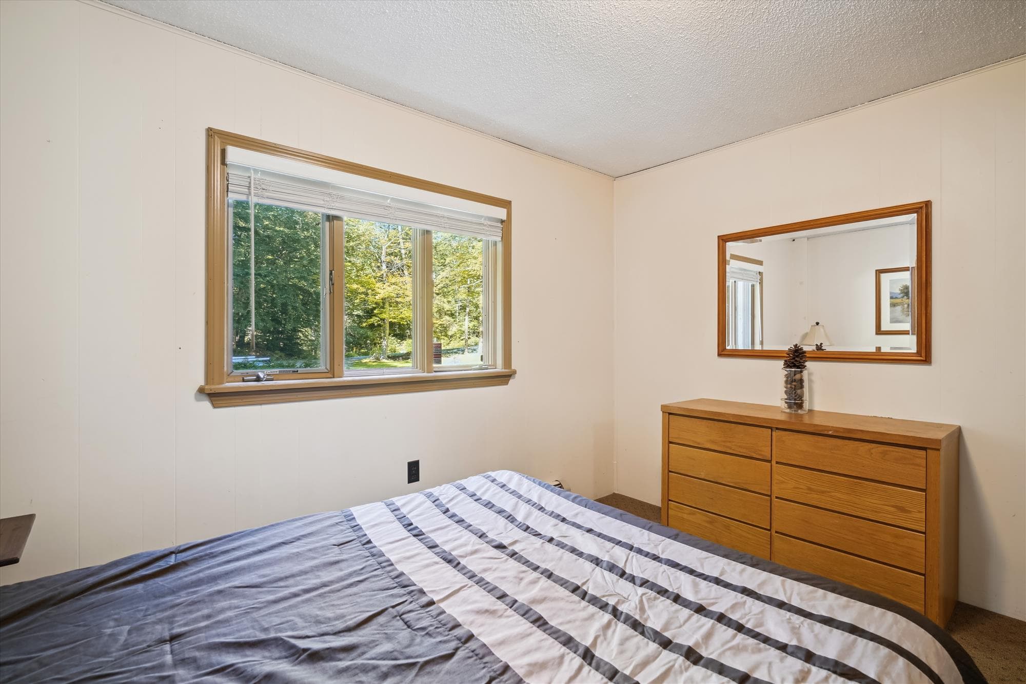 Queen bedroom, entrance level