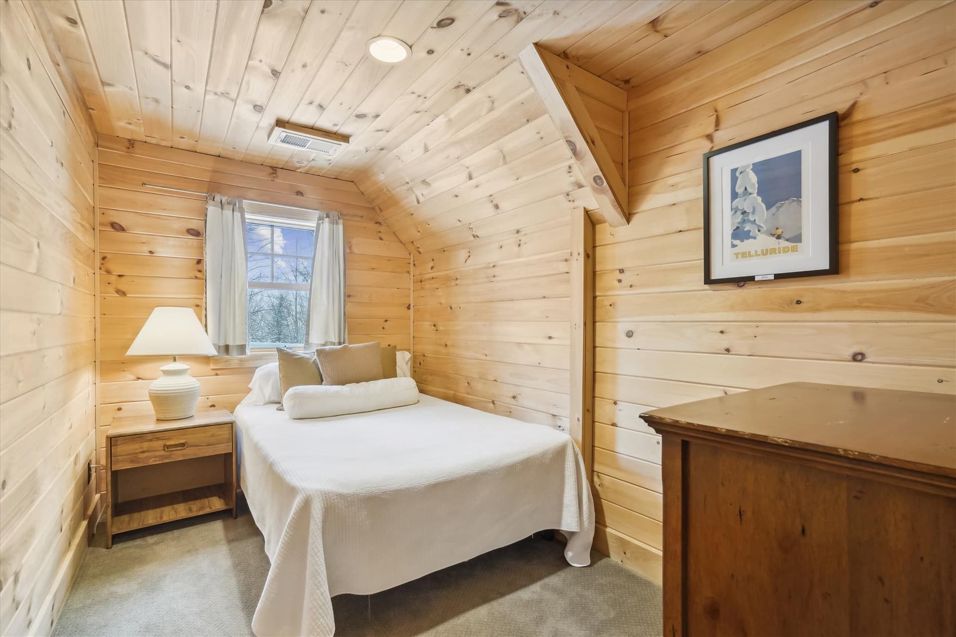 A small cozy bedroom.