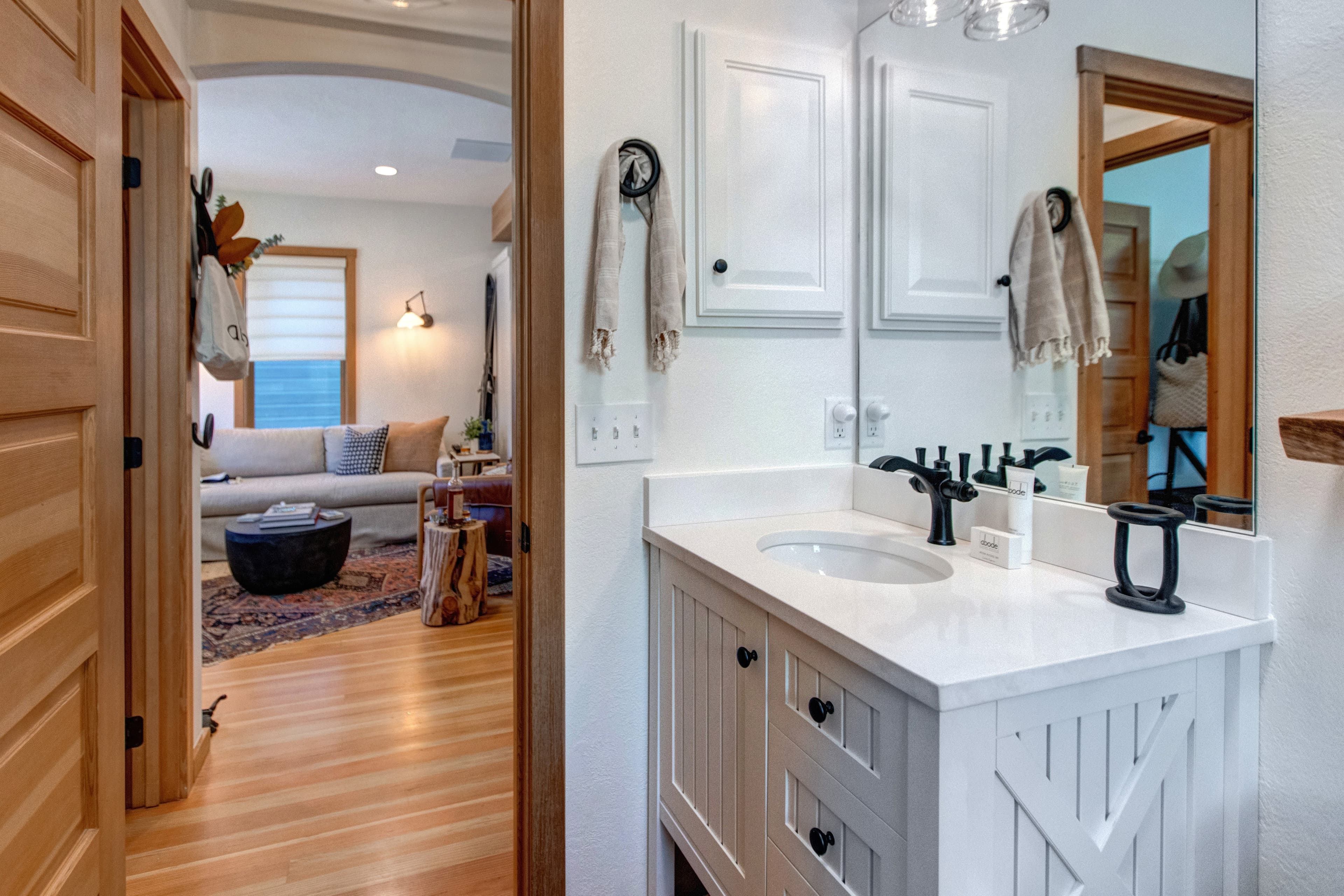 Full bathroom between queen bedroom and living room.