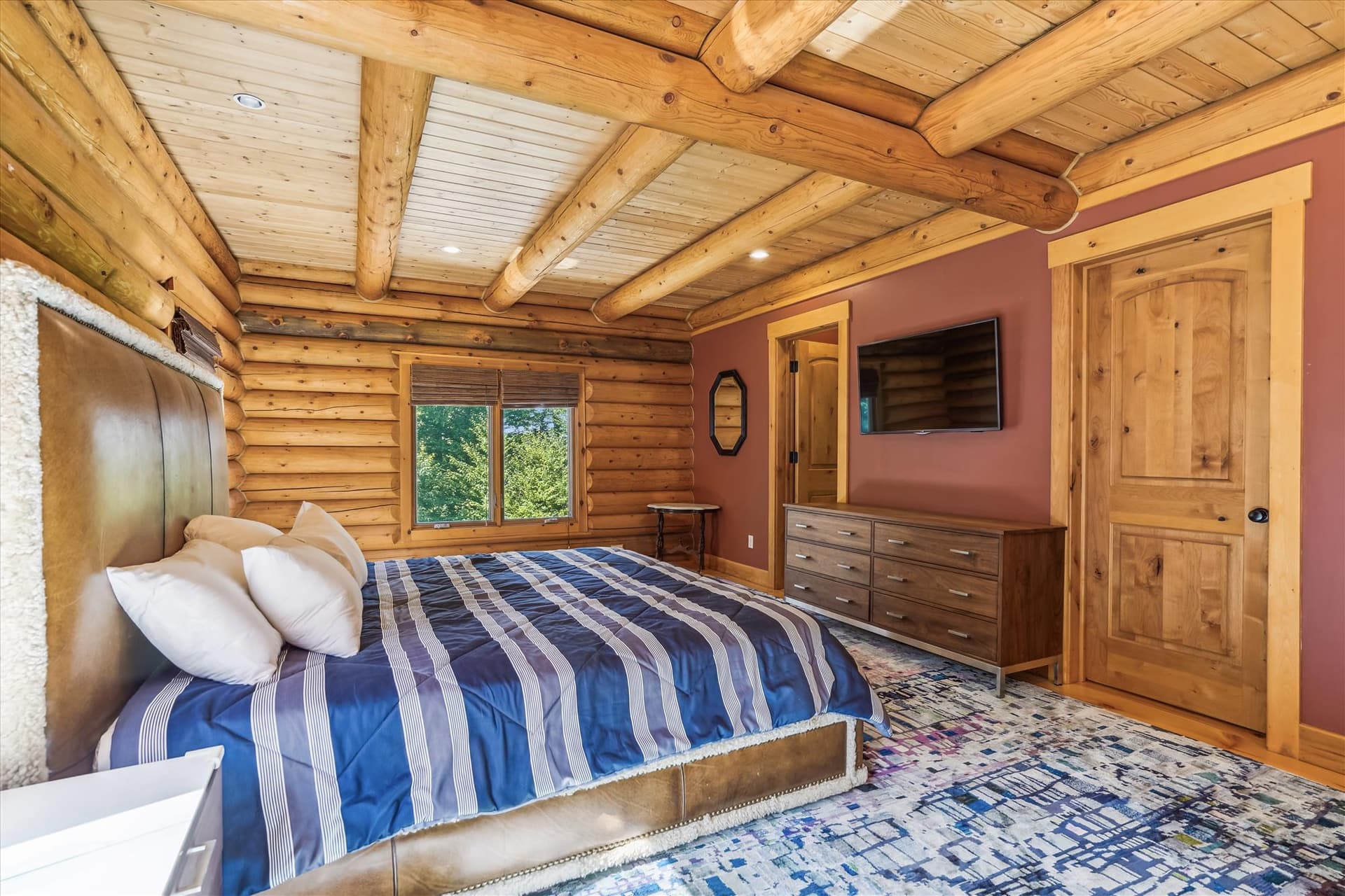 Queen bed with plenty of storage.