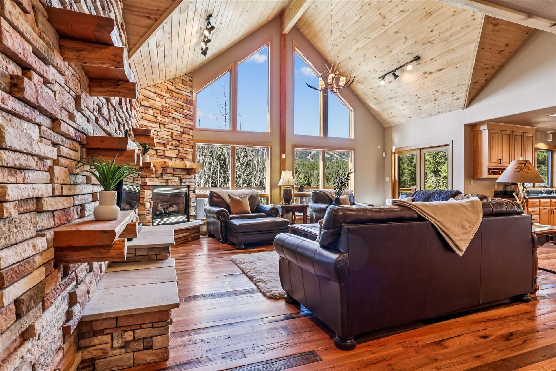 Living Area - Mountain Serenity Retreat - Blue River Vacation Rental