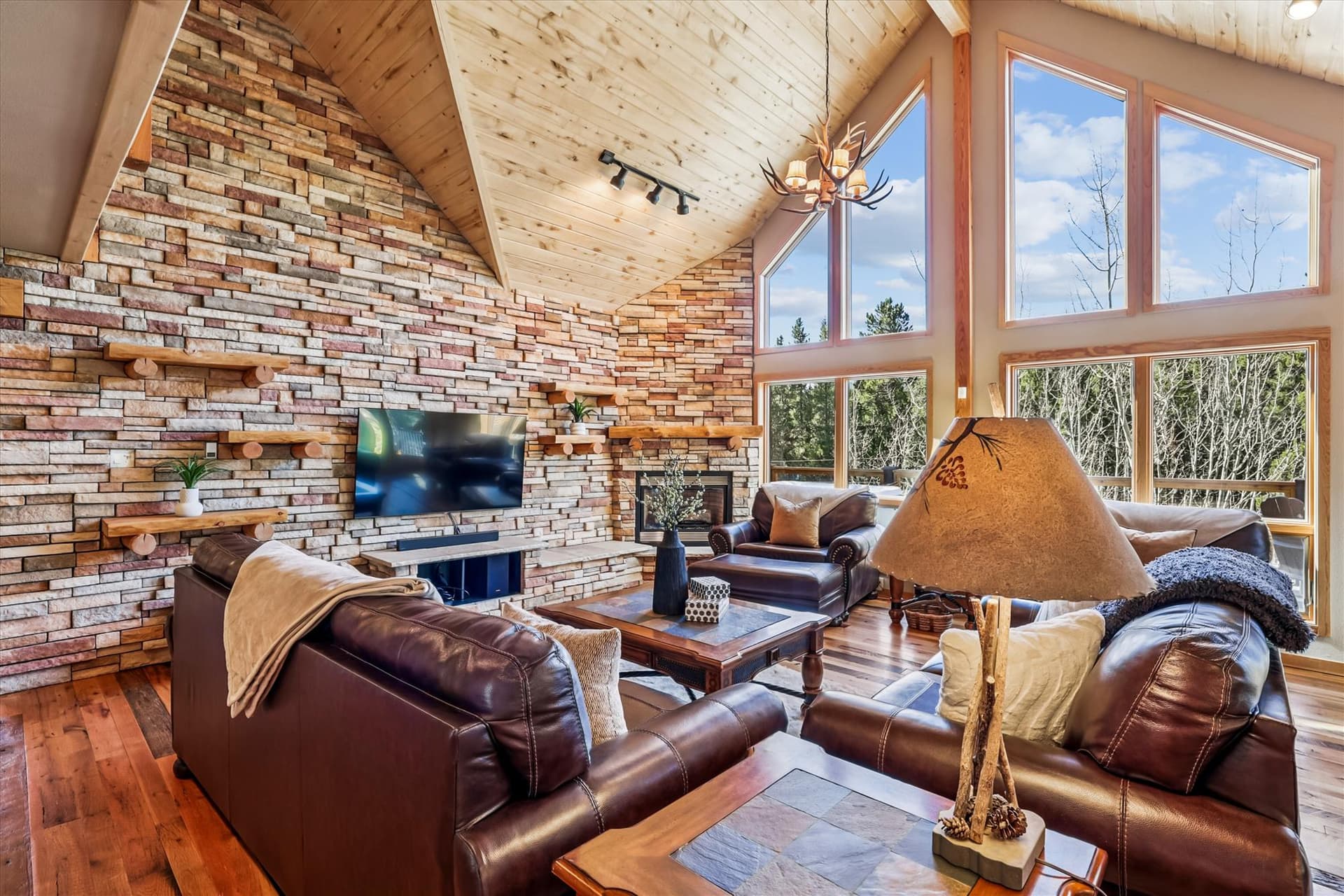 Living Area - Mountain Serenity Retreat - Blue River Vacation Rental