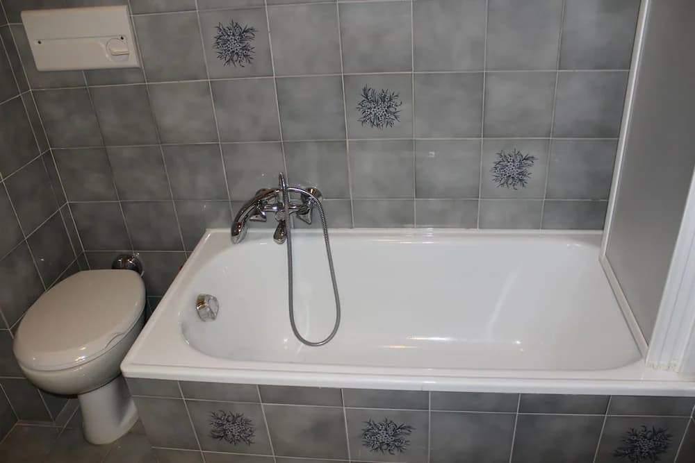 Deep Soaking Bathtub