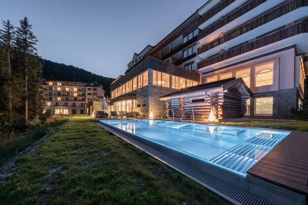 Indoor/outdoor pool