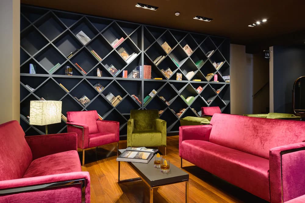 Lobby lounge
