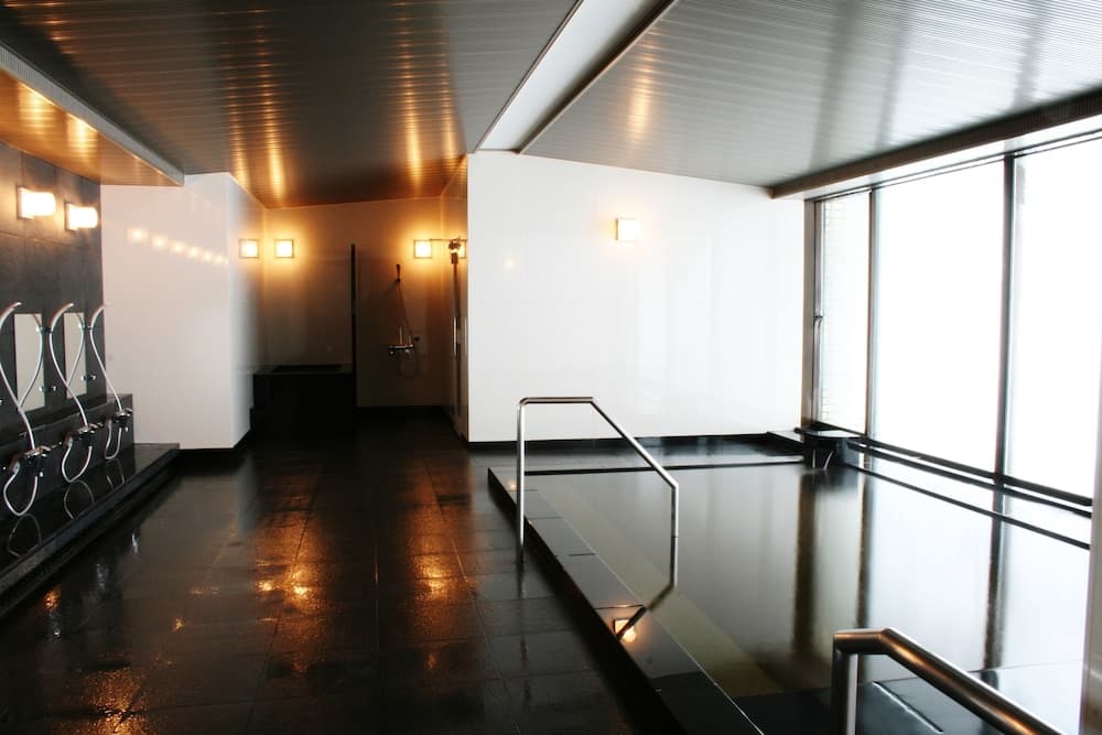 Indoor spa tub