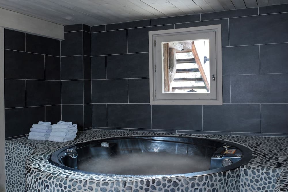 Deep soaking bathtub