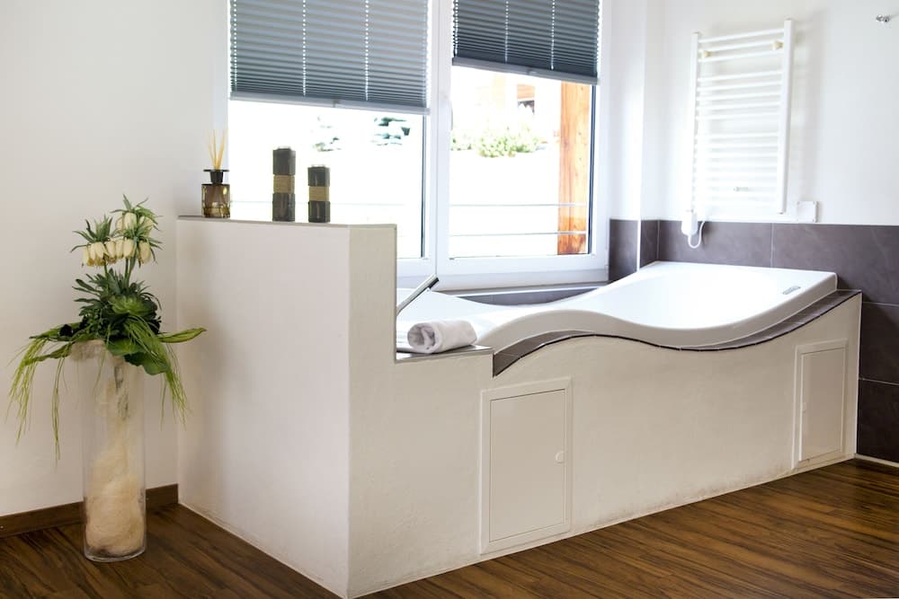 Deep soaking bathtub
