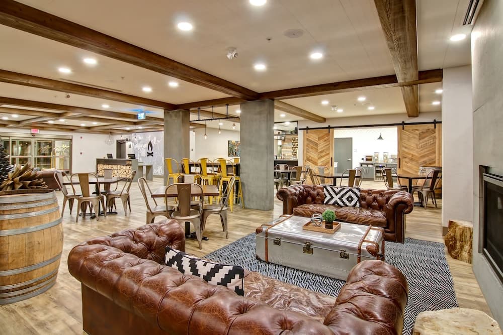 Lobby lounge
