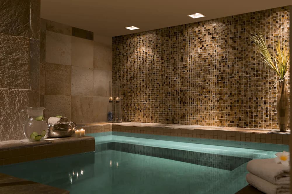Indoor spa tub