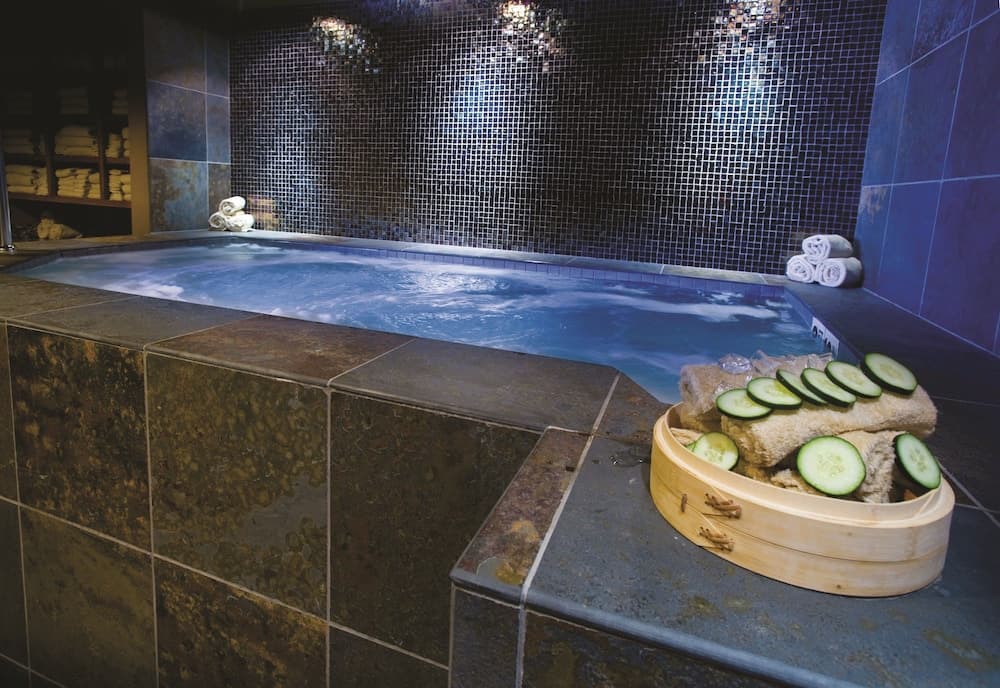 Indoor spa tub