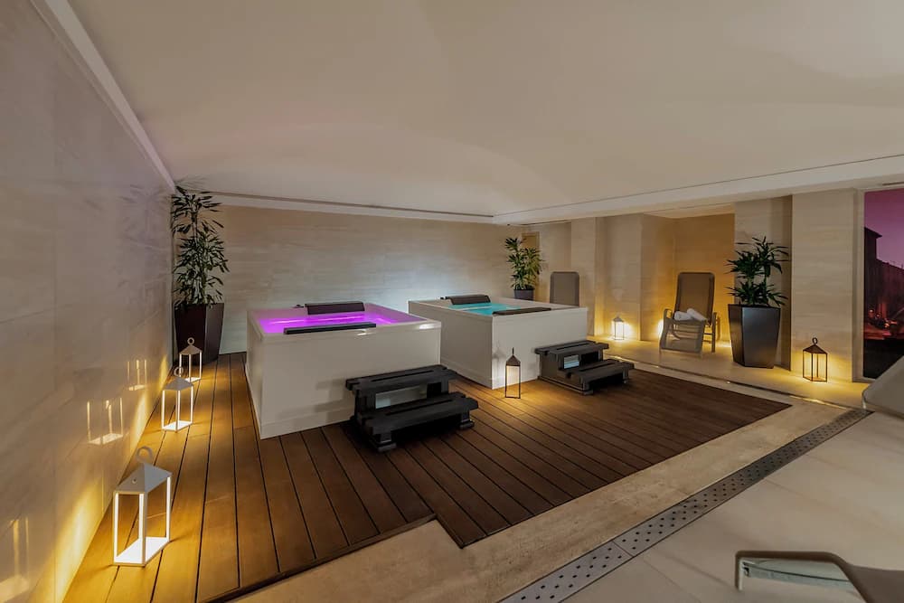 Indoor spa tub