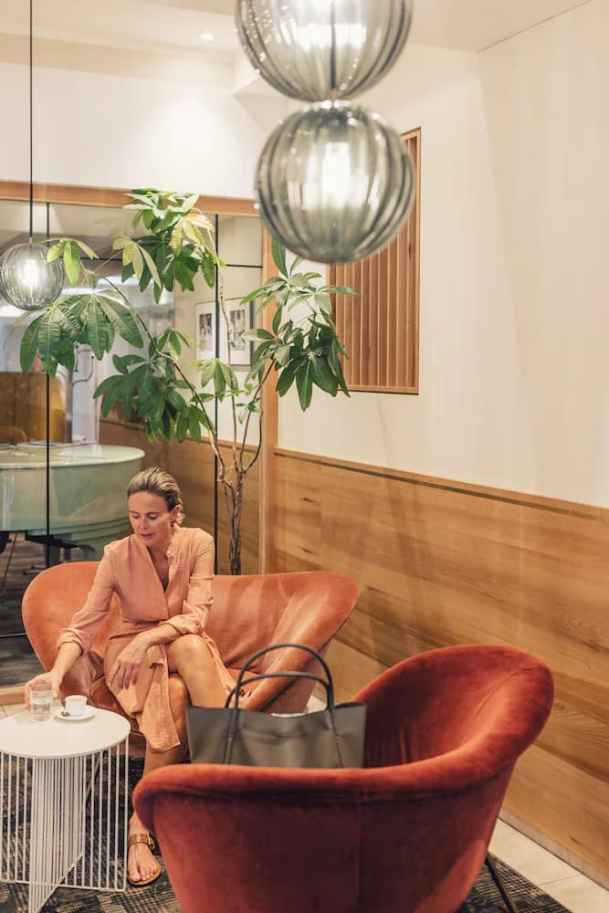 Lobby lounge