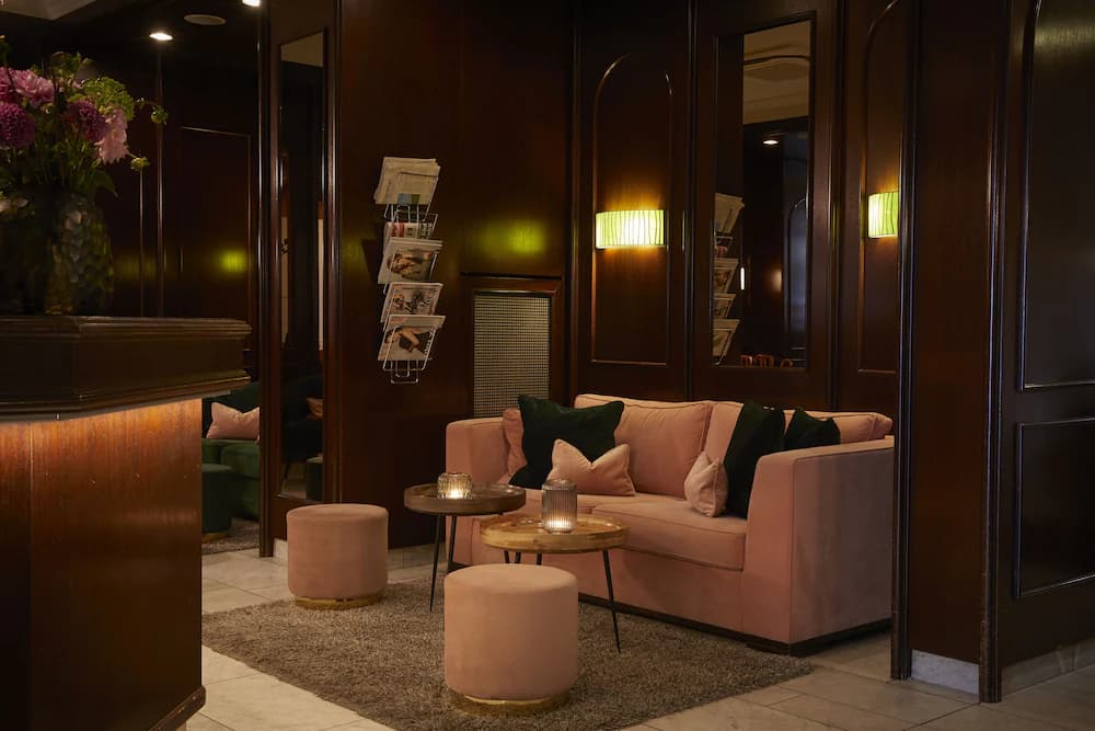Lobby lounge