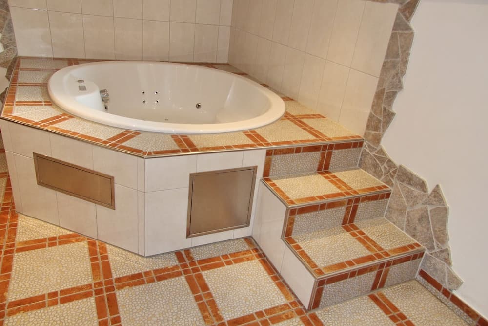 Indoor spa tub