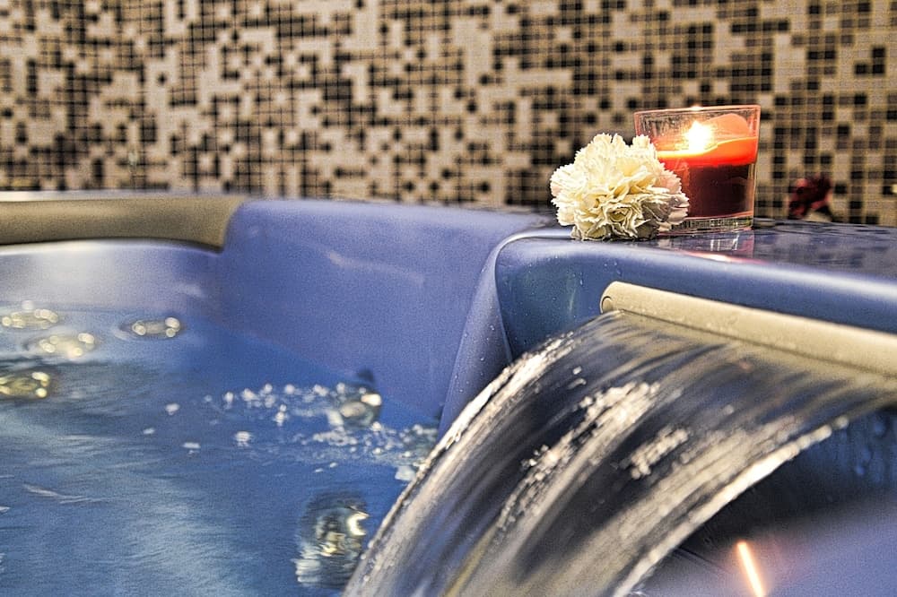 Indoor spa tub