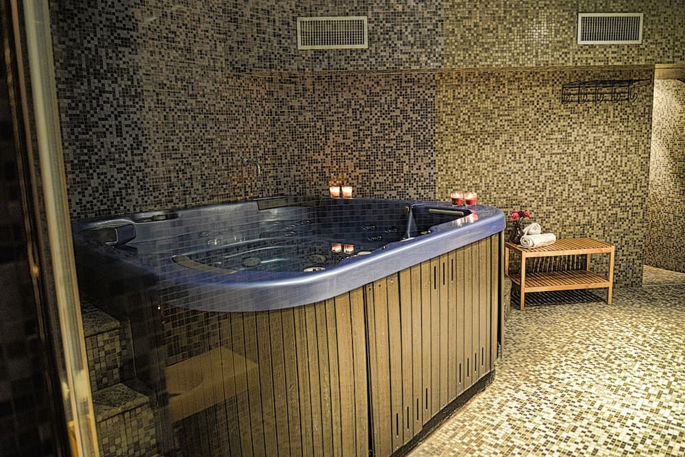 Indoor spa tub