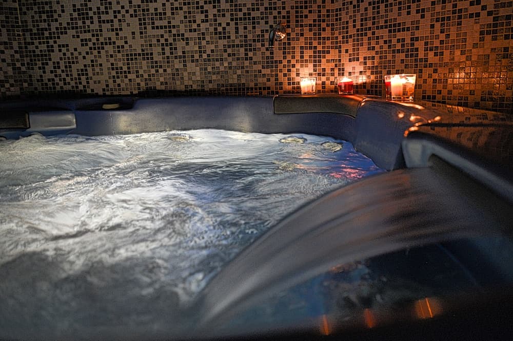 Indoor spa tub