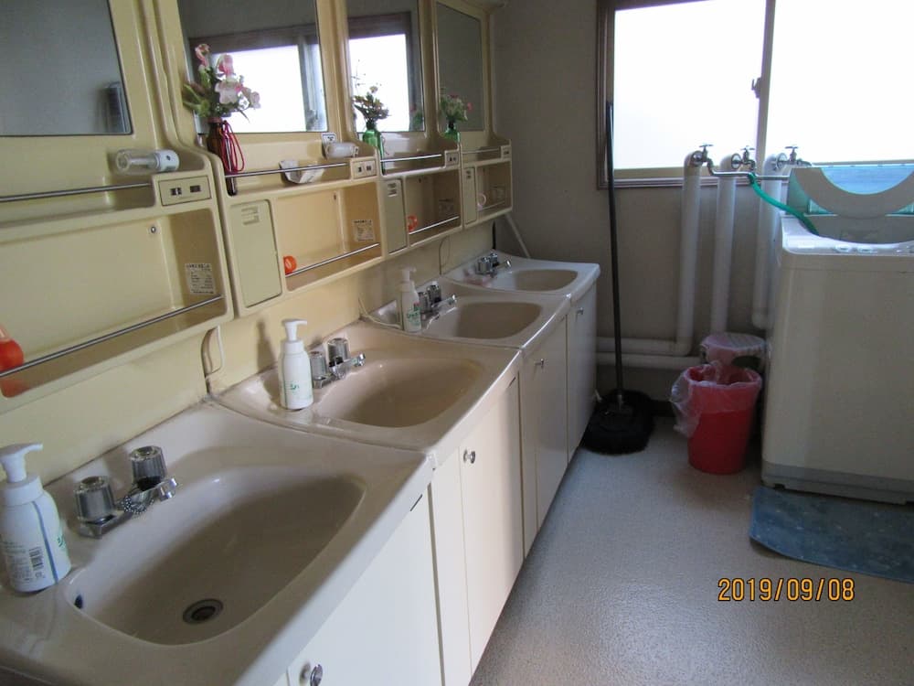 Bathroom amenities