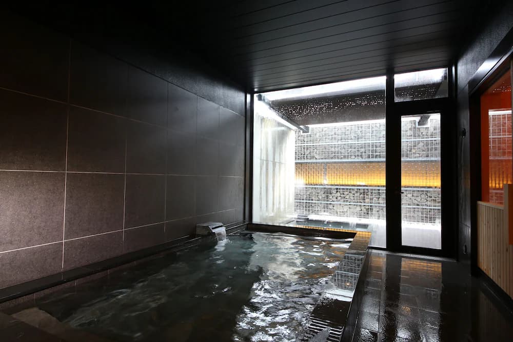 Indoor spa tub