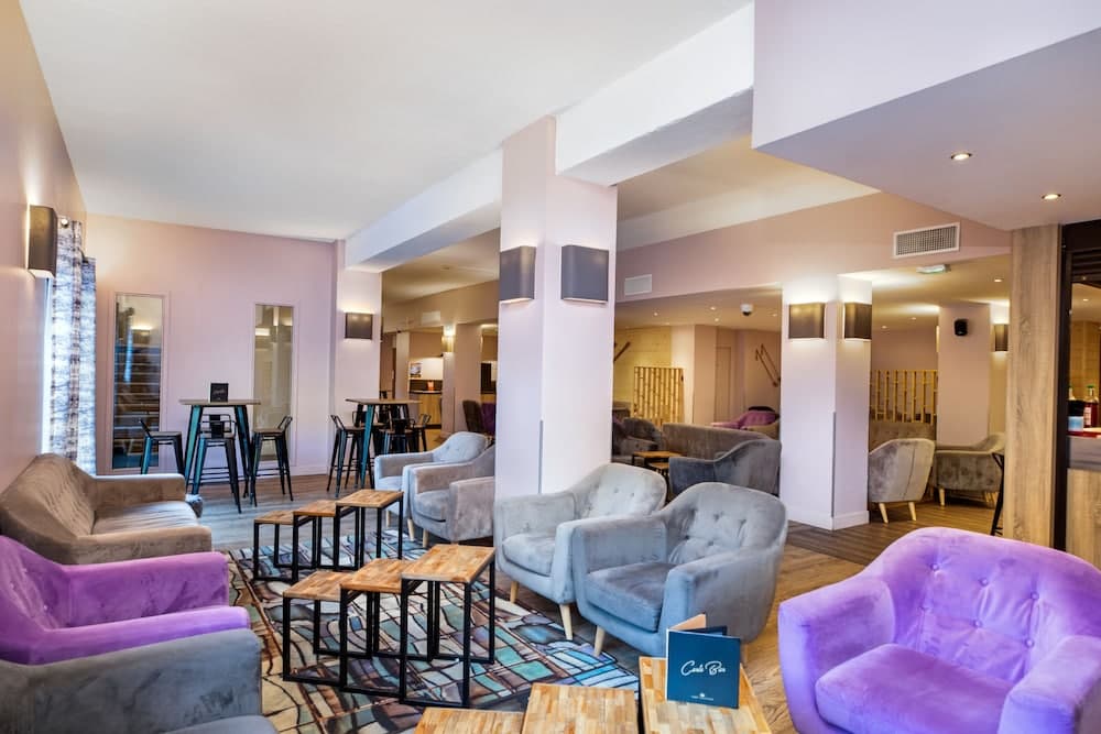 Lobby lounge