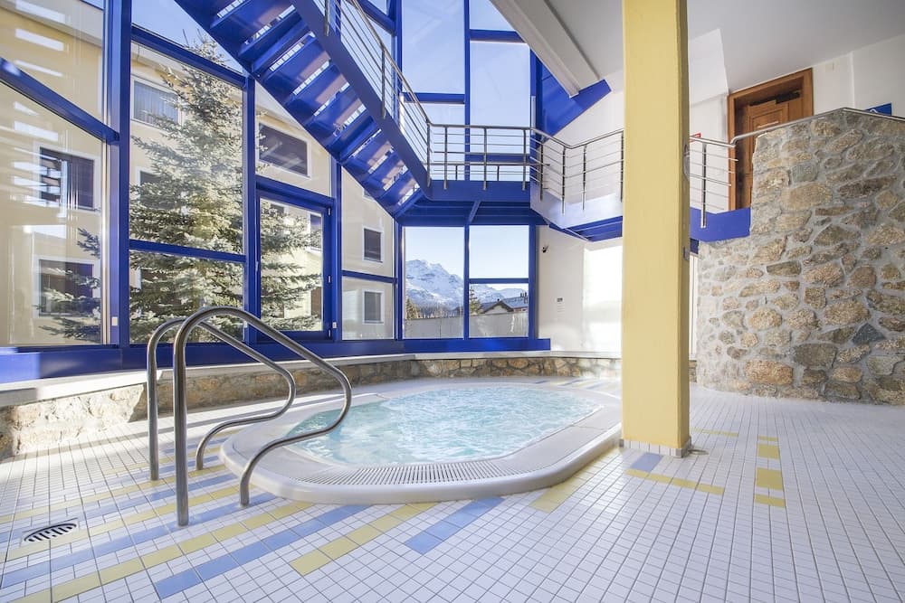 Indoor spa tub