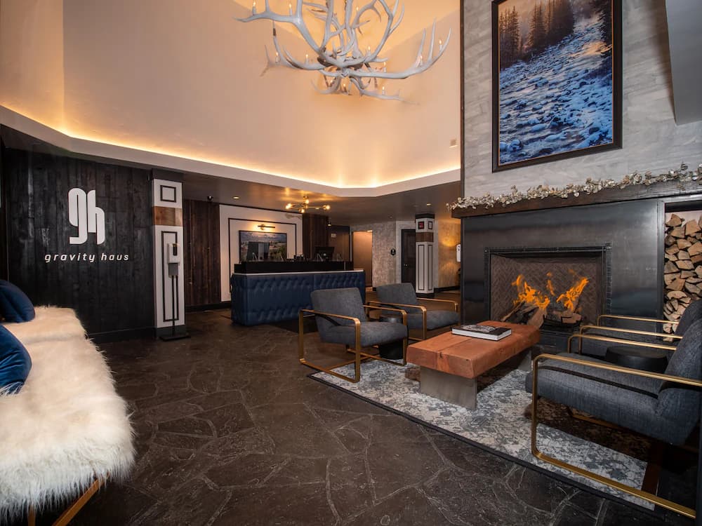 Lobby lounge