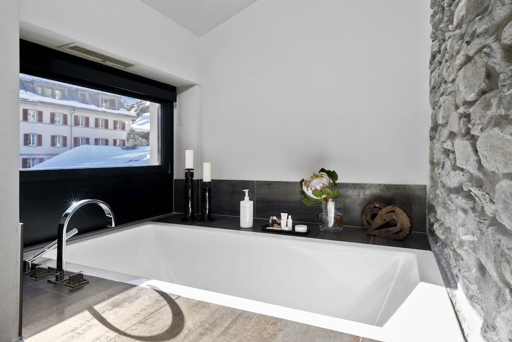 Deep soaking bathtub