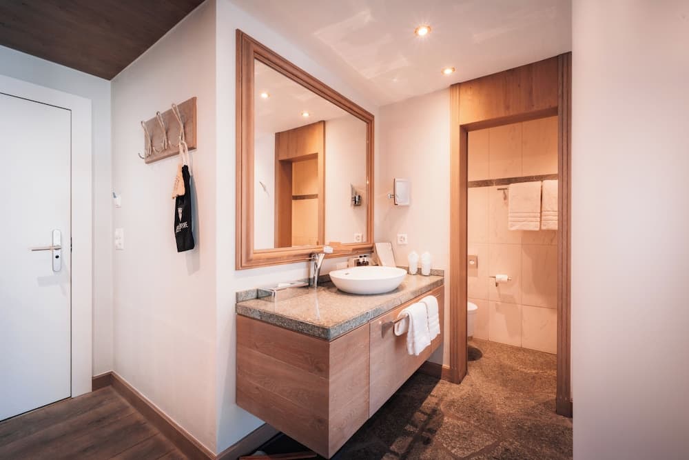 Deep soaking bathtub