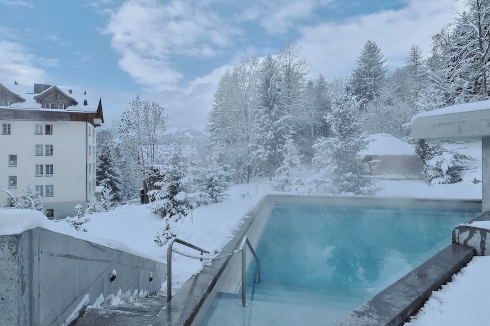 Indoor/outdoor pool