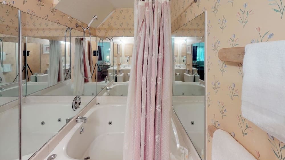 Deep soaking bathtub