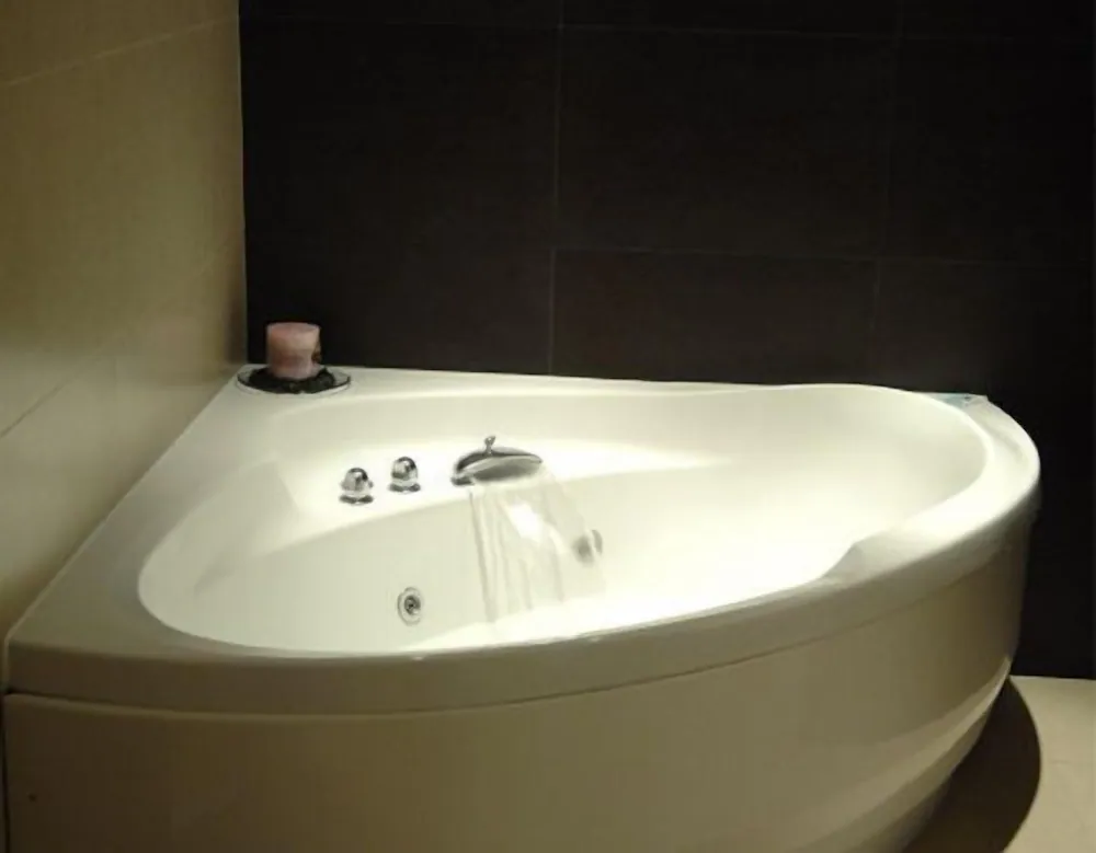 Jetted tub