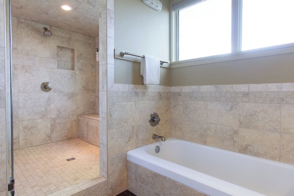 Deep soaking bathtub