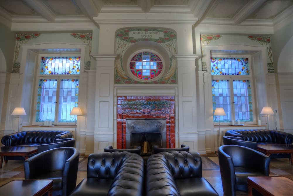 Lobby lounge