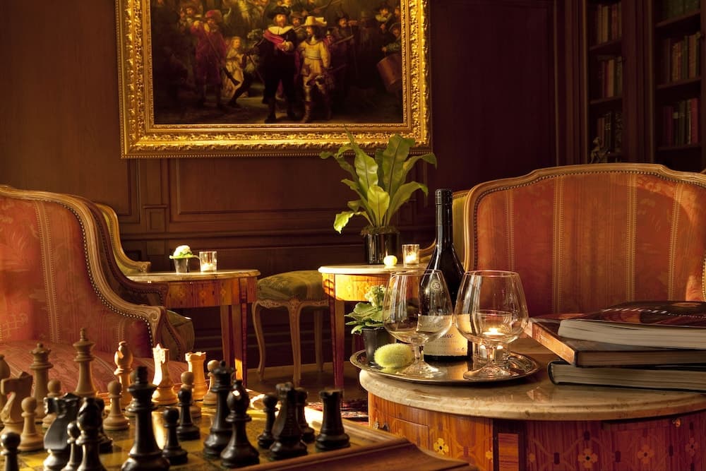 Lobby lounge