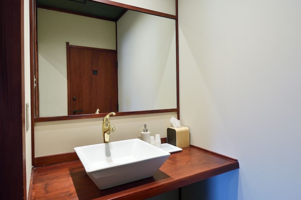 Bathroom amenities