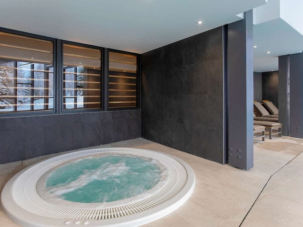 Indoor spa tub