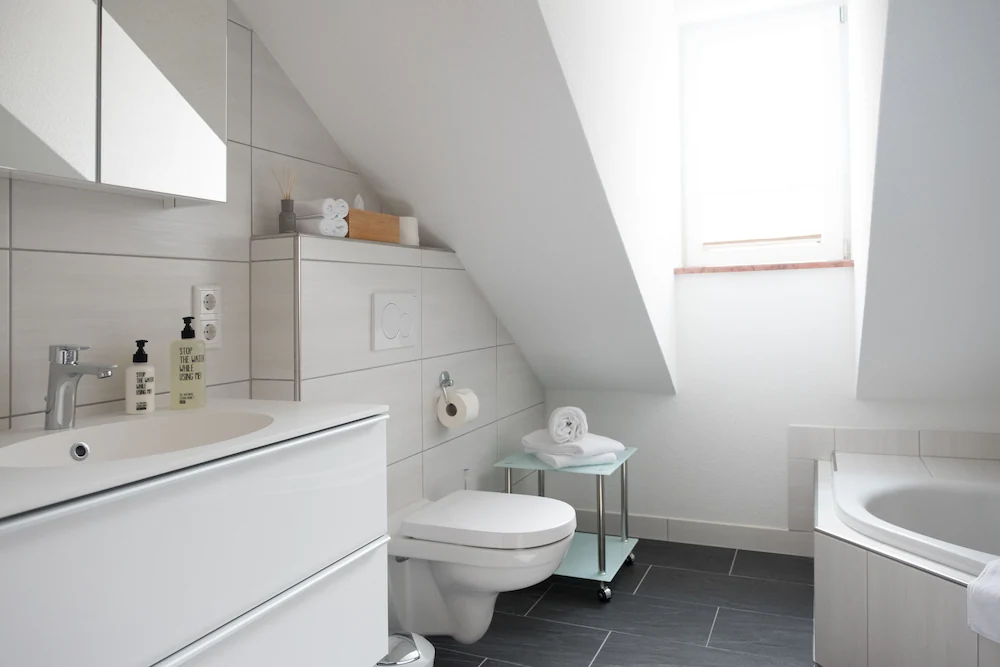 Deep soaking bathtub