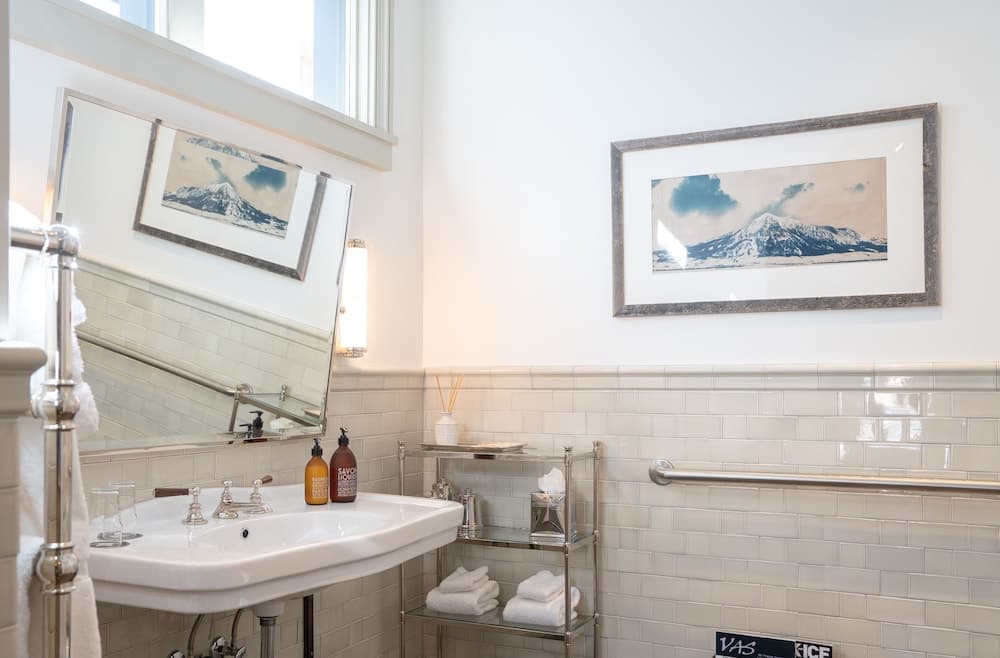 Bathroom sink