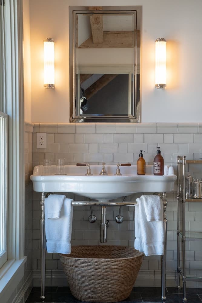 Bathroom sink