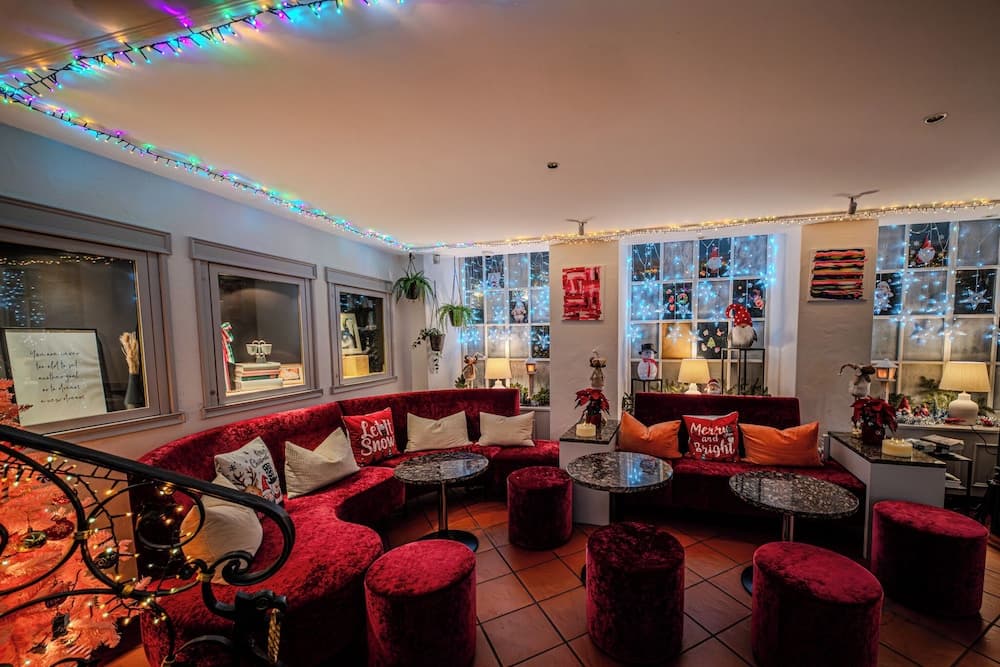 Lobby lounge