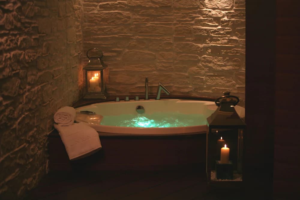 Indoor spa tub