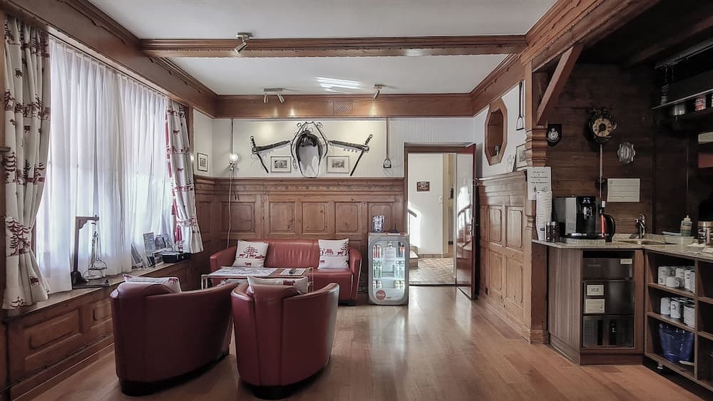 Lobby lounge