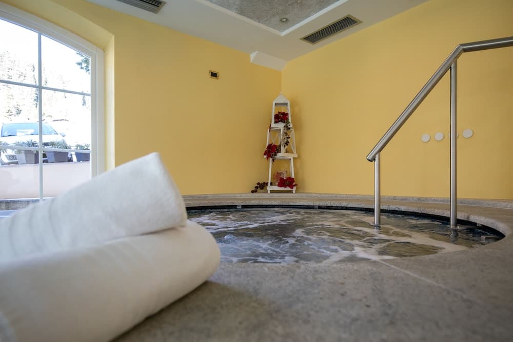 Indoor spa tub