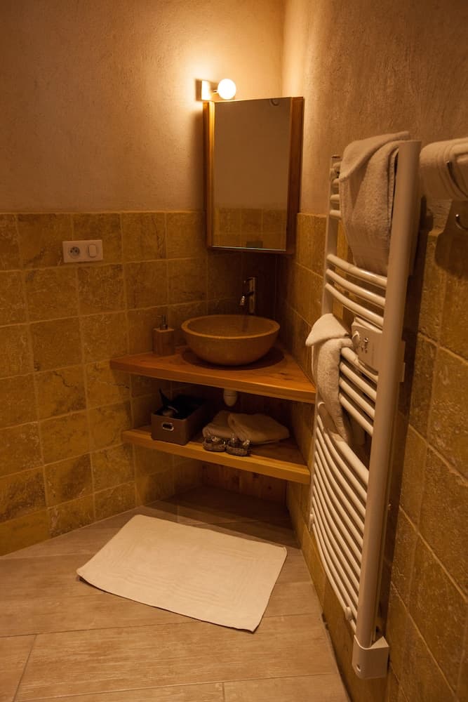 Bathroom sink