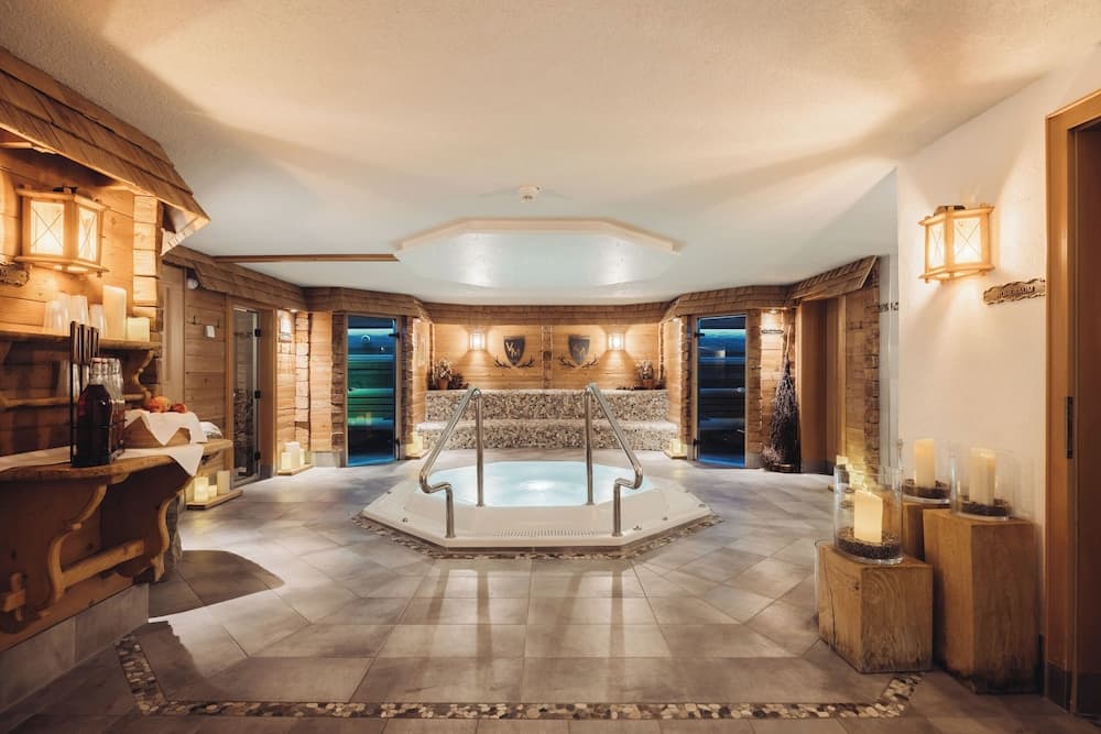 Indoor spa tub
